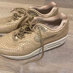 Size 6 women’s Nike sneakers